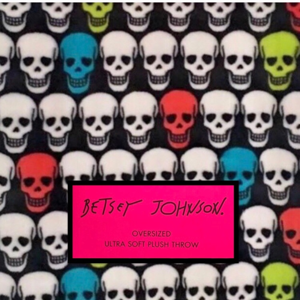 Betsey Johnson Rainbow Skull Party Throw π - Picture 1 of 5